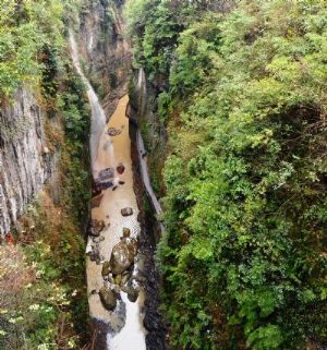 云龙河地缝